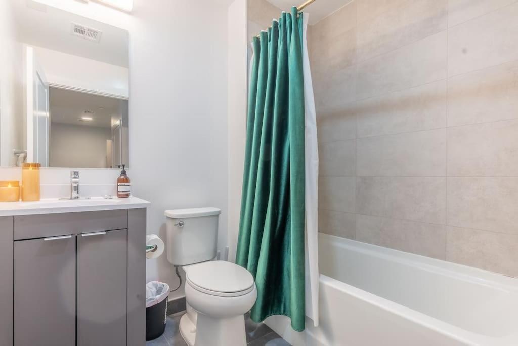 2 Bedroom 2 Bath Suite, Near American Dream And The Airport, Free Parking, King Bed And 2 Queen Beds, Washer And Dryer Orange المظهر الخارجي الصورة