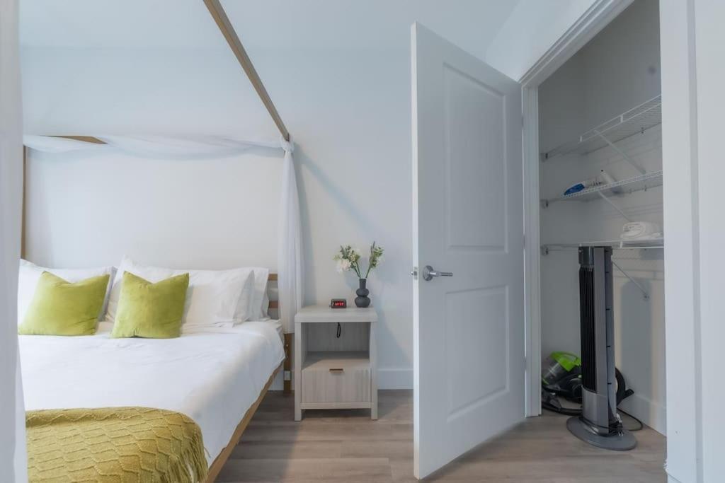 2 Bedroom 2 Bath Suite, Near American Dream And The Airport, Free Parking, King Bed And 2 Queen Beds, Washer And Dryer Orange المظهر الخارجي الصورة