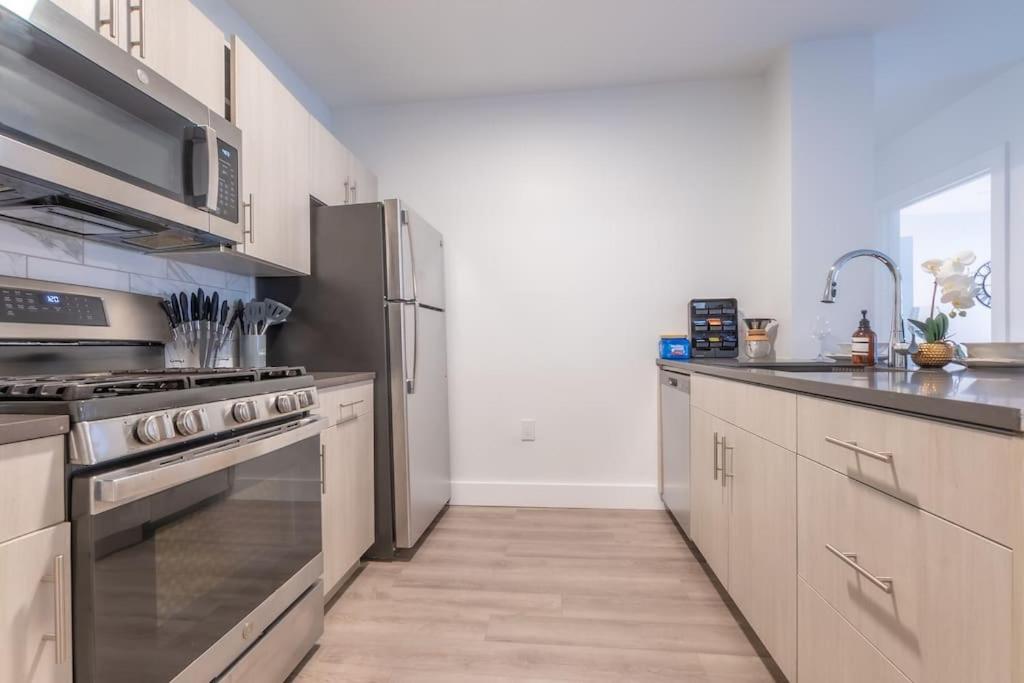 2 Bedroom 2 Bath Suite, Near American Dream And The Airport, Free Parking, King Bed And 2 Queen Beds, Washer And Dryer Orange المظهر الخارجي الصورة