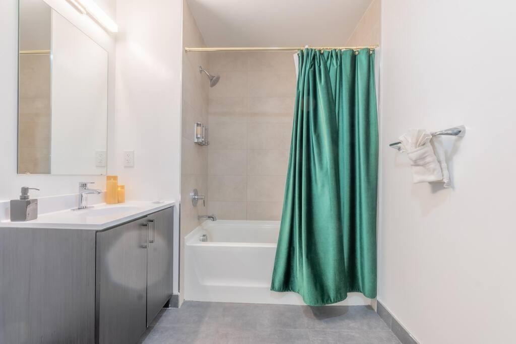 2 Bedroom 2 Bath Suite, Near American Dream And The Airport, Free Parking, King Bed And 2 Queen Beds, Washer And Dryer Orange المظهر الخارجي الصورة