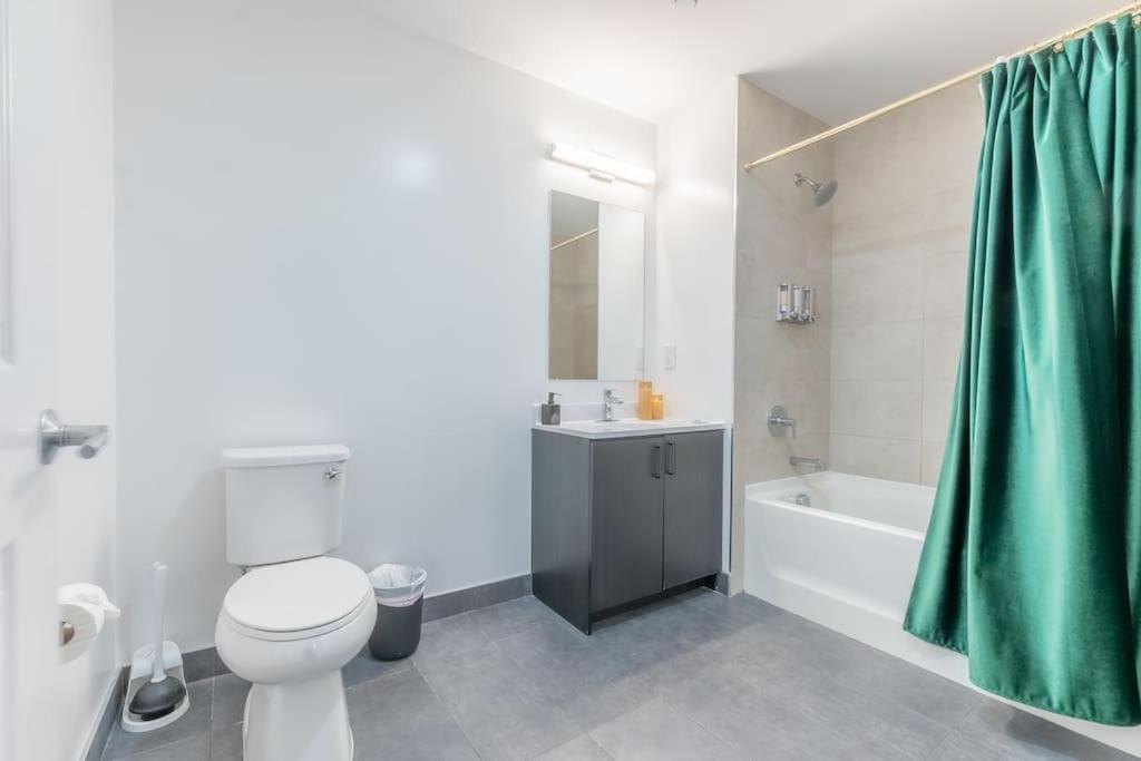 2 Bedroom 2 Bath Suite, Near American Dream And The Airport, Free Parking, King Bed And 2 Queen Beds, Washer And Dryer Orange المظهر الخارجي الصورة